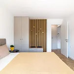 Апартаменты Vintage Parkside Whit Free Parking Near Center