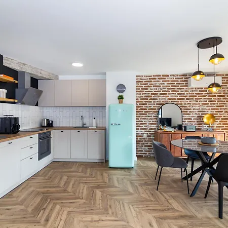 Vintage Parkside Whit Free Parking Near Center 아파트