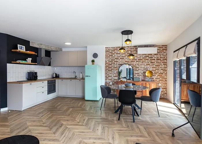 Vintage Parkside Whit Free Parking Near Center *