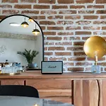 Vintage Parkside Whit Free Parking Near Center Apartment