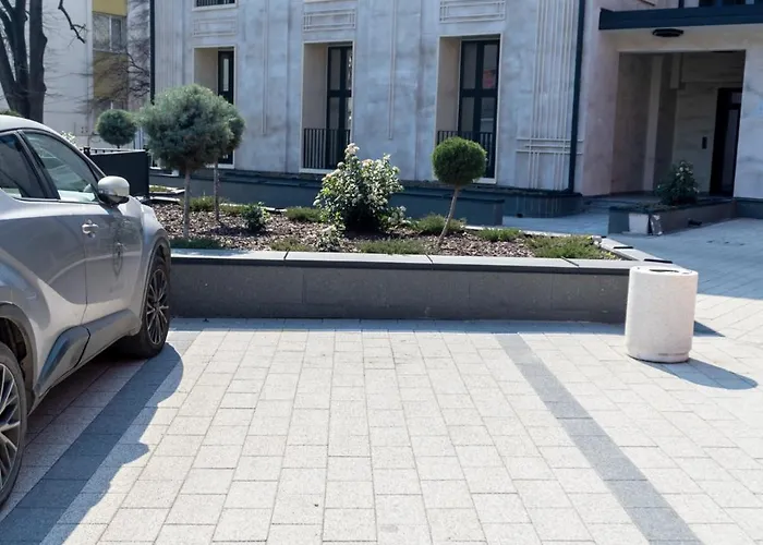 Vintage Parkside Whit Free Parking Near Center *